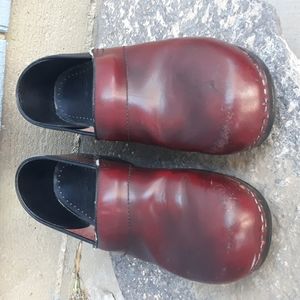 Dansko women size 41 leather clog shoe.